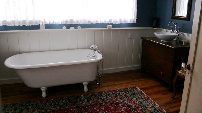 Claw-foot tub